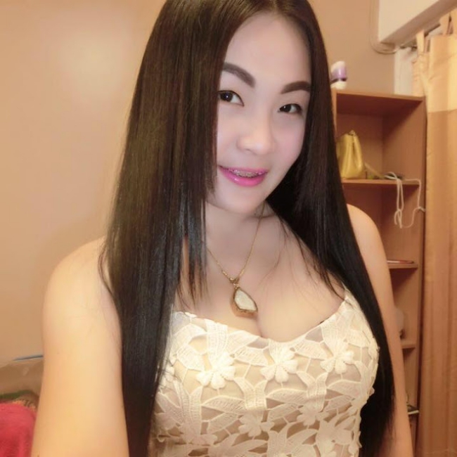 Hình ảnh phản cảm của hot girl Thái từng mặc đồ cử nhân quỳ lạy mẹ là công nhân vệ sinh - Ảnh 6.