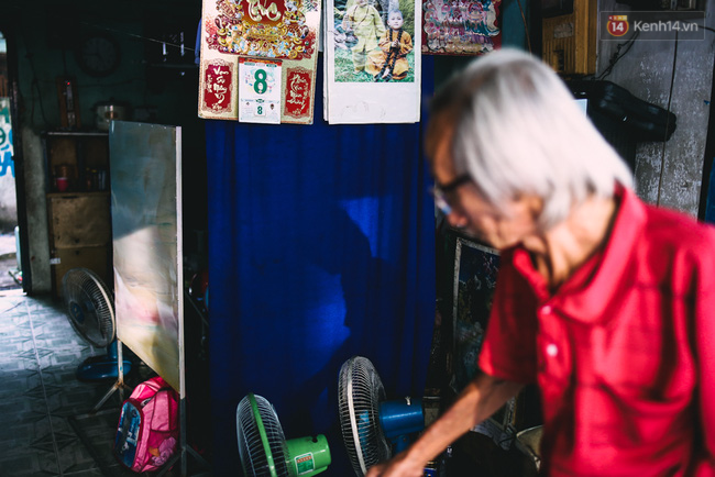 Người họa sĩ già và những tấm biển quảng cáo vẽ tay độc nhất vô nhị ở Sài Gòn - Ảnh 4.