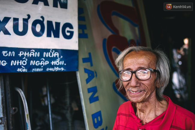 Người họa sĩ già và những tấm biển quảng cáo vẽ tay độc nhất vô nhị ở Sài Gòn - Ảnh 10.