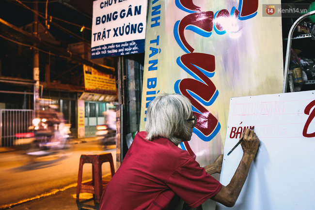 Người họa sĩ già và những tấm biển quảng cáo vẽ tay độc nhất vô nhị ở Sài Gòn - Ảnh 15.