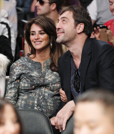 Penelope Cruz vác bụng bầu xem bóng rổ