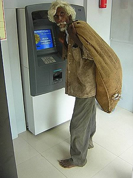 Bạn biết rằng cây ATM ở đâu? Xem ngay ảnh này để tìm hiểu! Đây chắc chắn sẽ là niềm háo hức cho những ai quan tâm đến các máy ATM.