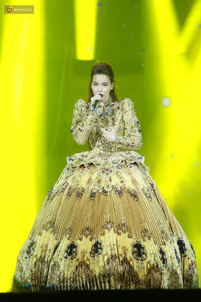 Không chỉ đốn tim với Love Songs, Hà Hồ còn chứng tỏ bản lĩnh của Nữ hoàng thời trang sân khấu - Ảnh 1.