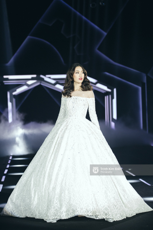 Hoa hậu Mỹ Linh bất thình lình trình diễn catwalk trong show của NTK Chung Thanh Phong! - Ảnh 2.