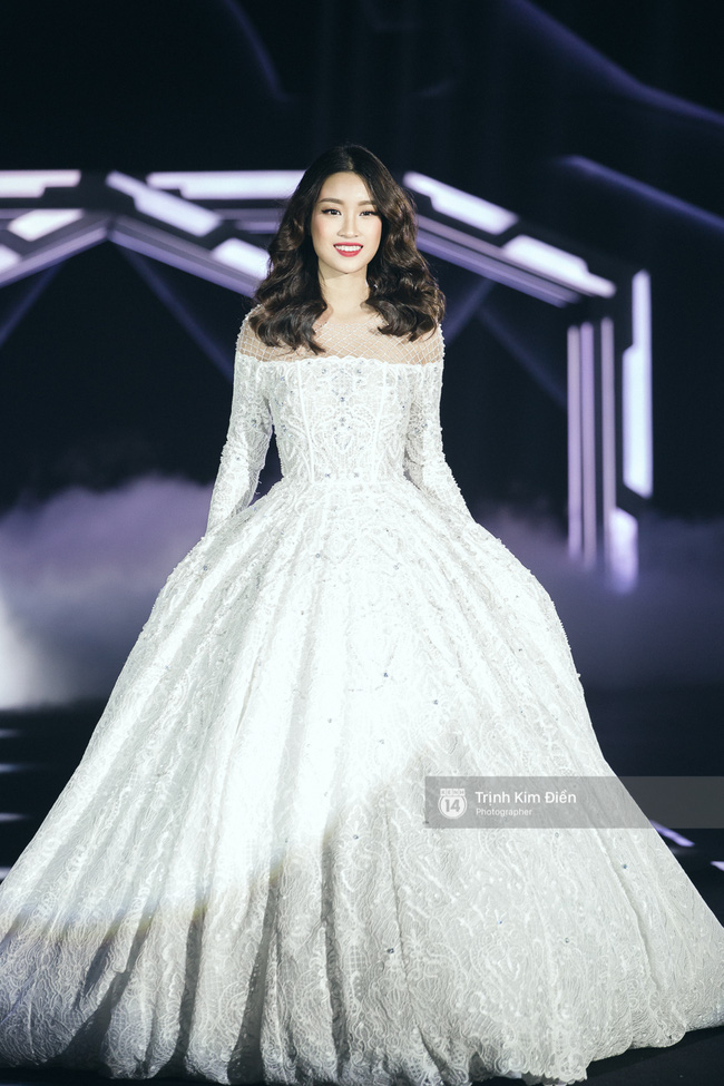 Hoa hậu Mỹ Linh bất thình lình trình diễn catwalk trong show của NTK Chung Thanh Phong! - Ảnh 5.
