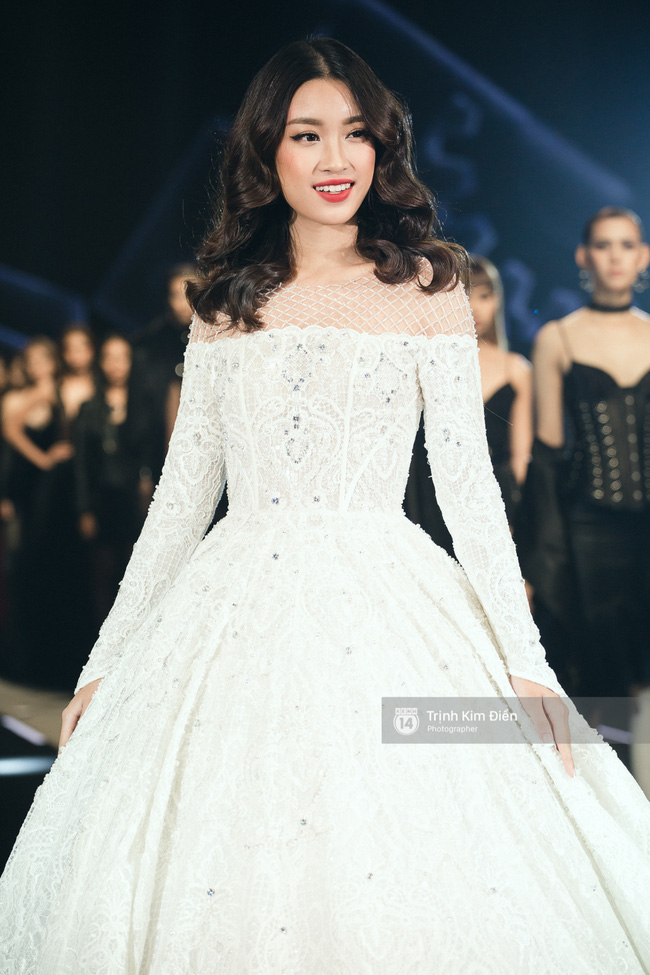 Hoa hậu Mỹ Linh bất thình lình trình diễn catwalk trong show của NTK Chung Thanh Phong! - Ảnh 6.