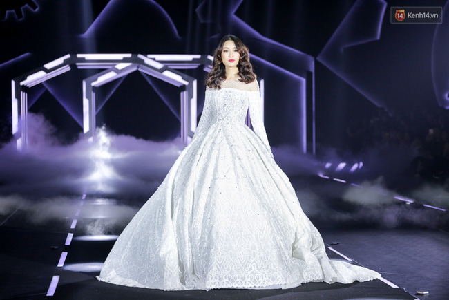 Hoa hậu Mỹ Linh bất thình lình trình diễn catwalk trong show của NTK Chung Thanh Phong! - Ảnh 8.