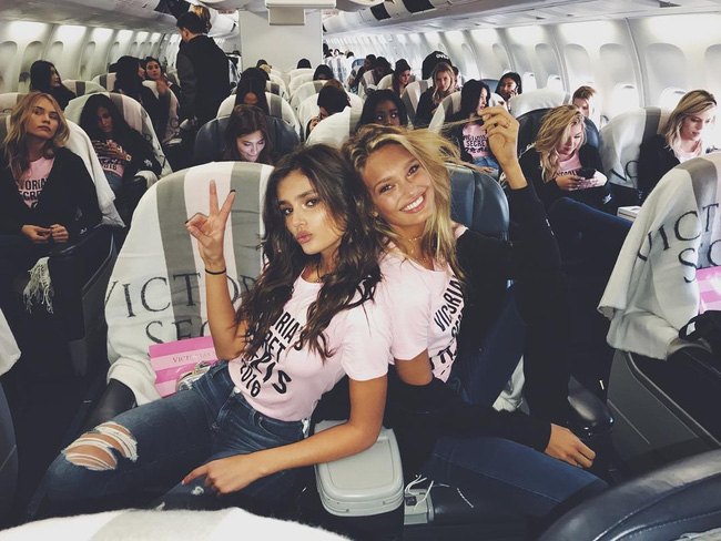 Dàn thiên thần Victorias Secret tưng bừng lên đường sang Paris chuẩn bị cho VSFS 2016 - Ảnh 9.