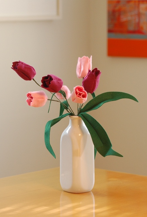 Tươi thắm bình hoa tulip từ vải dạ