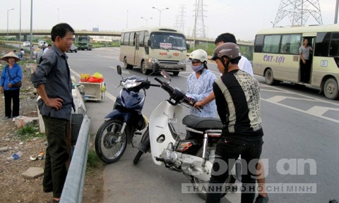 'nghề lạ đời', kiếm bạc triệu, vác xe máy, Pháp Vân - Cầu Giẽ, vi phạm giao thông