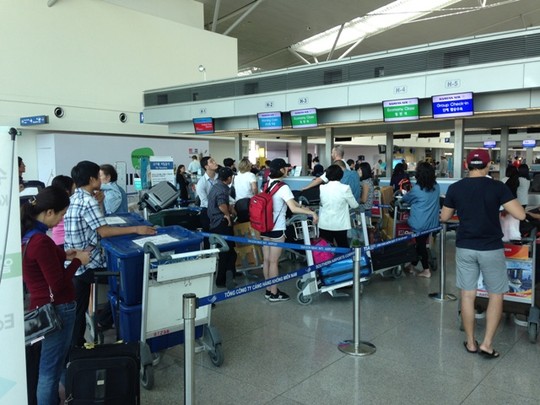 Hành khách làm thủ tục tại sân bay Tân Sơn Nhất (ảnh minh họa)