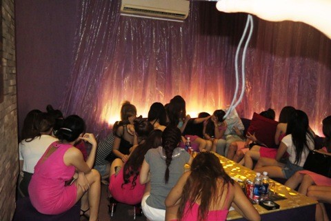 Các nữ tiếp viên trong nhà hàng karaoke trá hình.