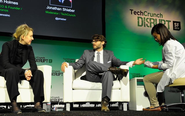 ​Người sáng lập, Chủ tịch kiêm CEO Theranos, Elizabeth Holmes trao đổi với Jonathan Shieber, phóng viên và người điều phối Tạp chí công nghệ TechCrunch, trên sân khấu tại sự kiện TechCrunch Disrupt tại Pier 48 vào ngày 8 Tháng Chín năm 2014 ở San Francisco, California. Nguồn ảnh: Steve Jennings.
