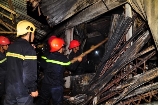  Lực lượng PCCC công an tỉnh Quảng Ngãi đang giập lửa vụ cháy chợ Nghĩa Phú