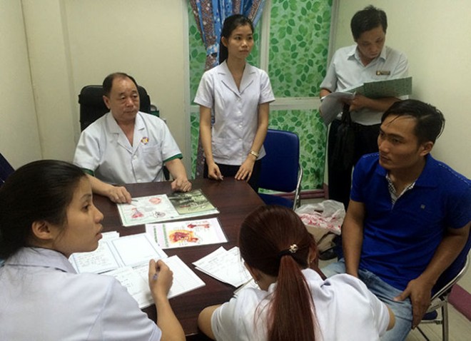 Thanh tra Sở Y tế TP (người đứng bìa phải) kiểm tra tại PKĐK Quốc Tế sáng 15/4.