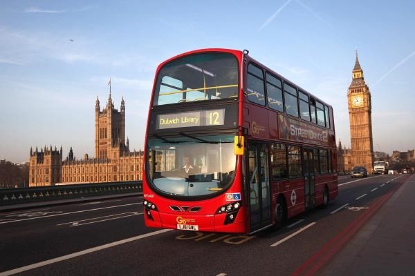 Xe buýt 2 tầng tại Anh chỉ chấp nhận thẻ lưu thông Oyster Card hoặc vé trả trước. 