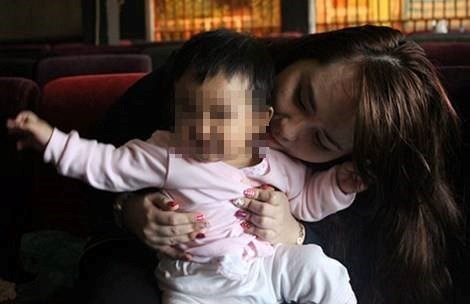 B&iacute;ch Tr&acirc;m bế b&eacute; g&aacute;i đến qu&aacute;n c&agrave; ph&ecirc; trong lần gặp ph&oacute;ng vi&ecirc;n.
