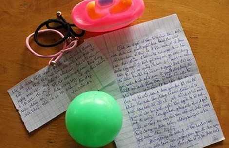 Lá thư và đồ chơi của cháu bé được T. đưa lên mạng kể rằng do người cha của bé là tử tù để lại. 