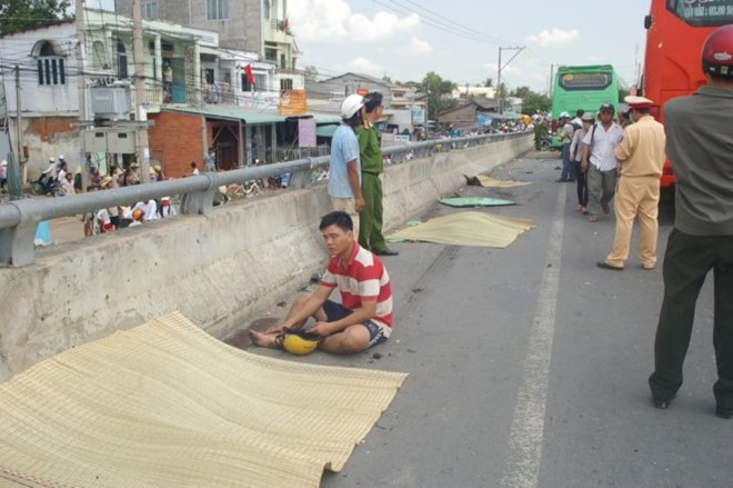 Người đàn ông ngồi thất thần bên xác người thân.