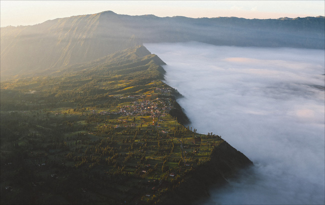 Ở ngay gần Việt Nam thôi, bạn có thể trải nghiệm cảm giác săn mây trên đỉnh núi lửa! - Ảnh 18.