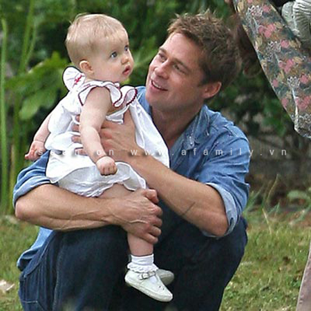 Bố Brad Pitt và bé Shiloh ngày càng giống nhau như hai giọt nước