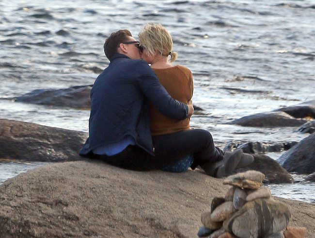 HOT: Taylor Swift lộ ảnh hôn Loki Tom Hiddleston sau 2 tuần chia tay Calvin Harris - Ảnh 1.