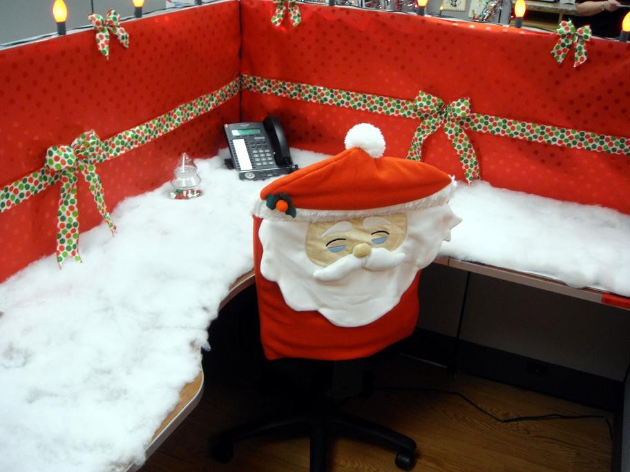 30+ christmas decorating desk ideas to make your workspace festive