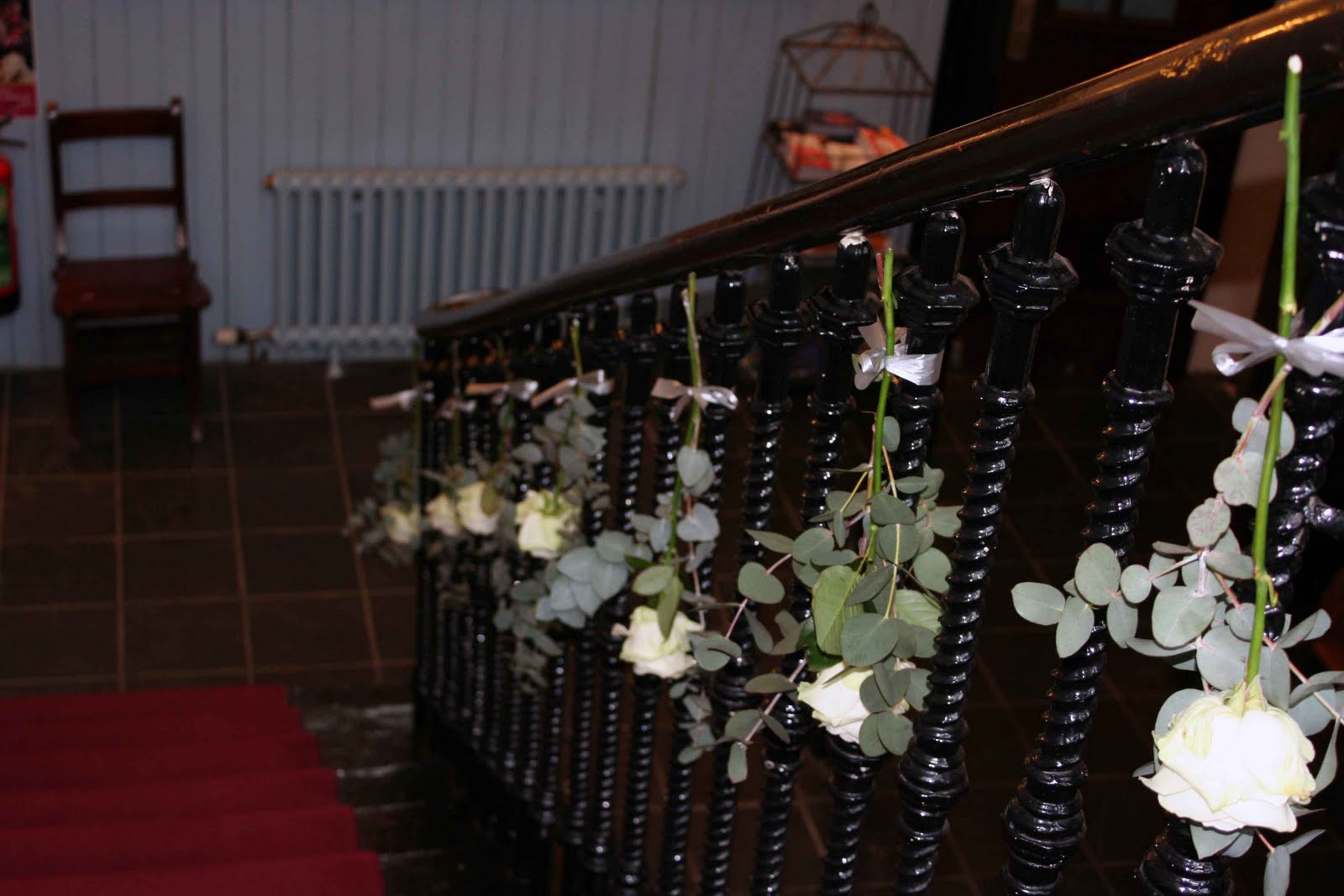Mãn nhãn với những cầu thang được trang trí với hoa tươi cực đẹp