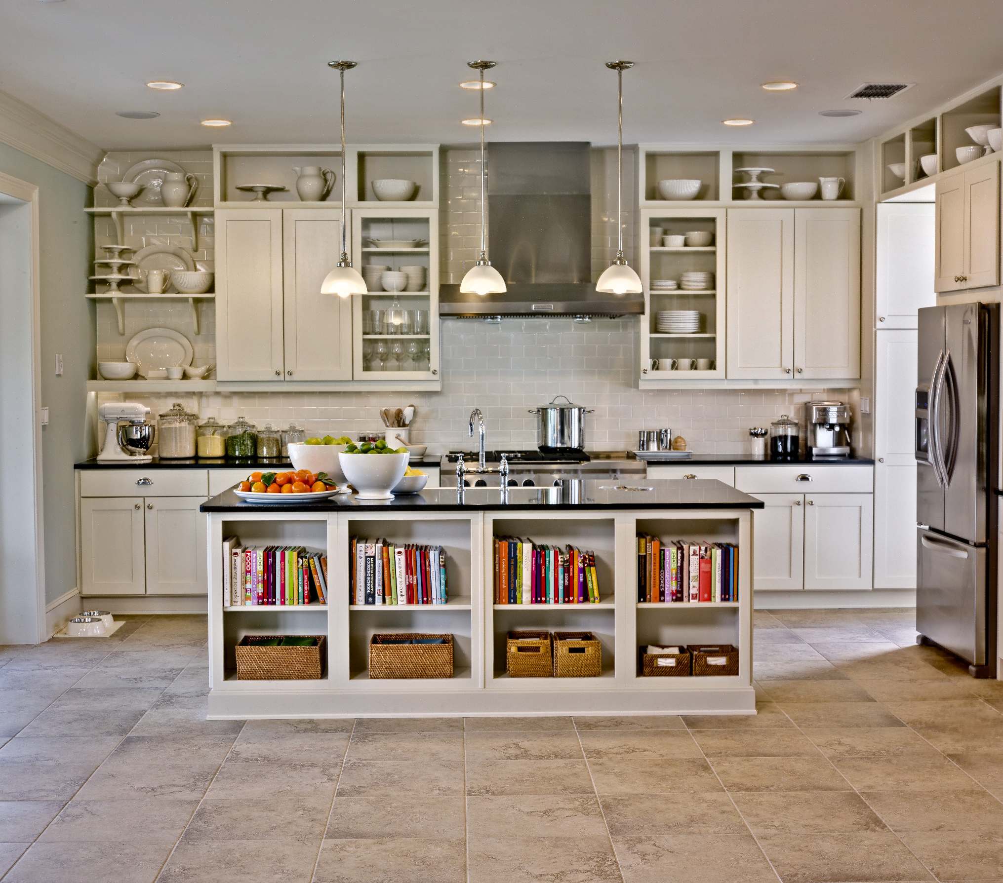 Sắp xếp phòng bếp gọn gàng giúp bạn tiết kiệm thời gian và năng lượng trong quá trình nấu ăn. Đón xem hình ảnh về sắp xếp phòng bếp để biến không gian bếp nhà bạn trở nên tiện nghi và thông thoáng.