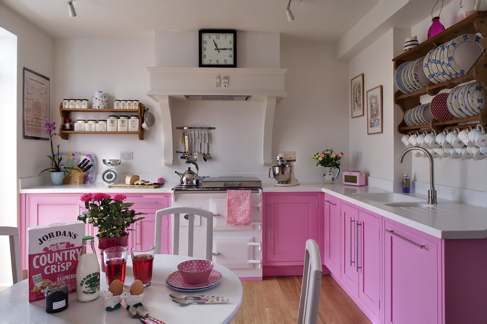 Nhà bếp màu hồng: Màu hồng trong nhà bếp là sự lựa chọn tuyệt vời cho những ai yêu thích vẻ đẹp thẩm mỹ. Với kiểu dáng hiện đại và ngăn kệ khoa học, nhà bếp màu hồng trông đầy phong cách và thiết thực.