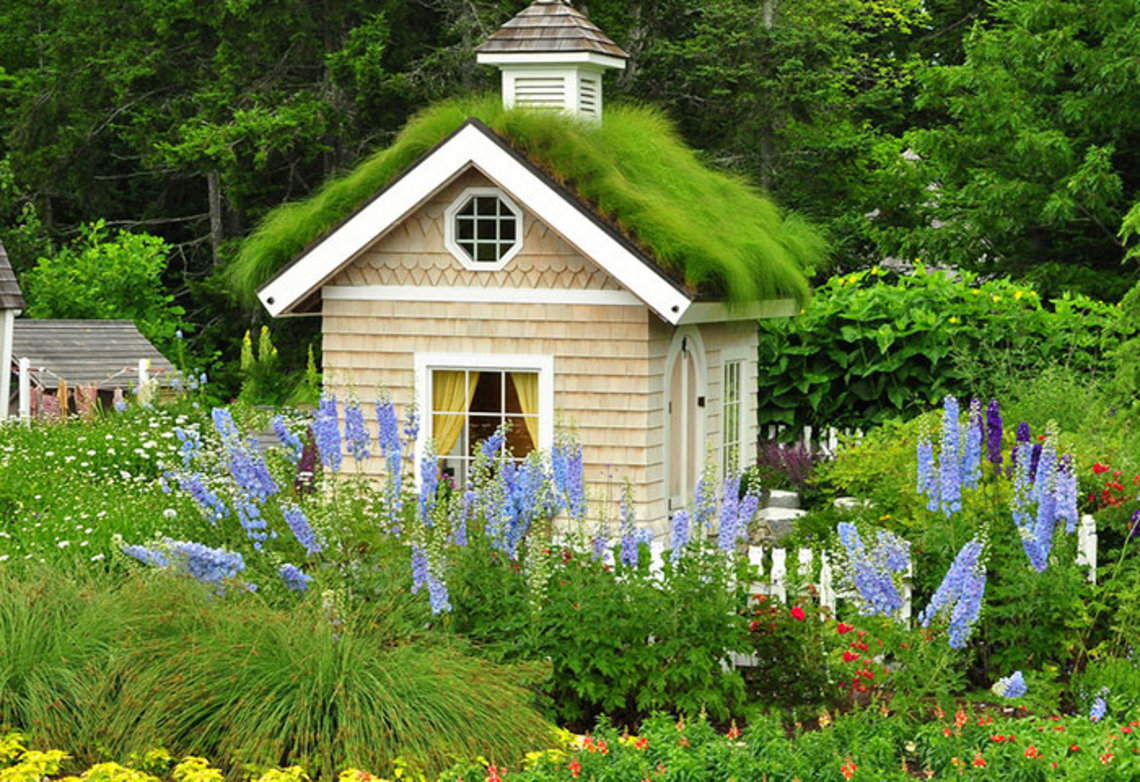 Ngôi nhà nhỏ giữa vườn: Nếu bạn muốn tìm kiếm một nơi yên tĩnh, thì ngôi nhà nhỏ giữa vườn này chính là lựa chọn tuyệt vời. Với vườn cây xanh mát bao quanh, không khí trong lành, bạn sẽ tìm thấy sự bình yên và thư giãn. Hãy thưởng ngoạn ngôi nhà nhỏ giữa vườn này để tìm hiểu thêm về cuộc sống xanh và bền vững.