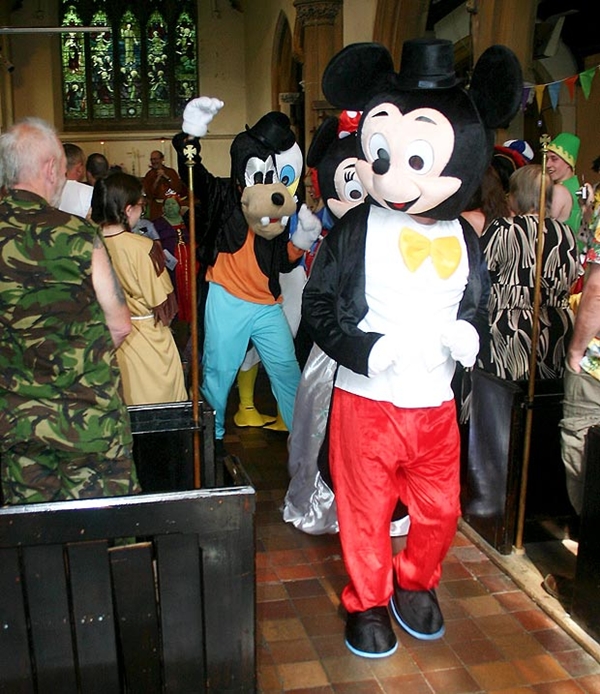 Vợ chồng hóa thành chuột Mickey và Minnie 