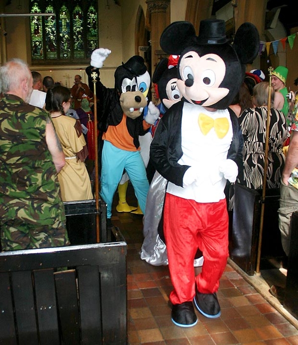 Vợ chồng h&oacute;a th&agrave;nh chuột Mickey v&agrave; Minnie 