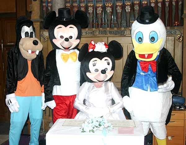 Vợ chồng hóa thành chuột Mickey và Minnie 