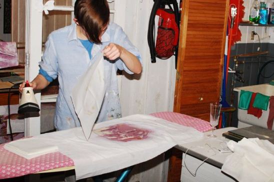 Vẽ tranh ch&acirc;n dung bằng&hellip; rượu vang 