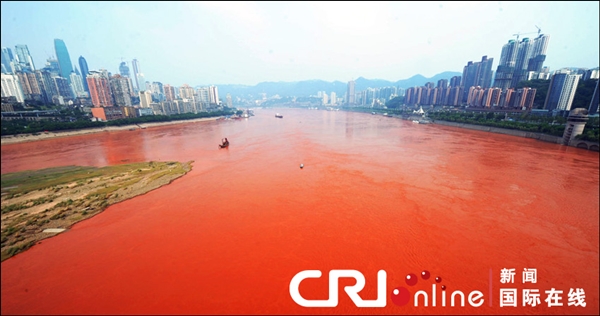 Kinh hãi nước sông đỏ tươi như máu