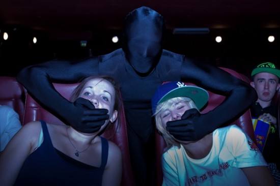 Ninja xuất hiện bịt miệng khán giả trong rạp