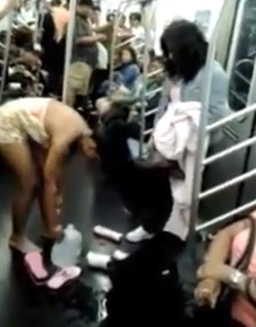 Thiếu nữ vô tư tắm... trên tàu điện ngầm