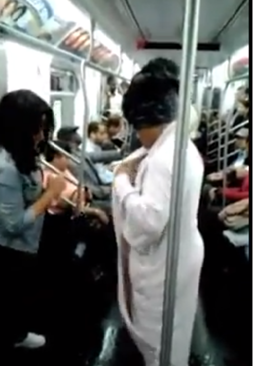 Thiếu nữ vô tư tắm... trên tàu điện ngầm