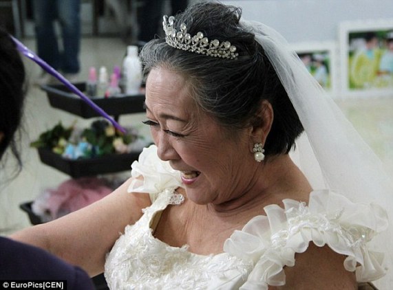 Bà cụ 76 đóng cả chú rể lẫn cô dâu để chụp ảnh cưới
