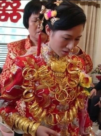 Cô dâu đeo 5kg vàng trong lễ cưới  1
