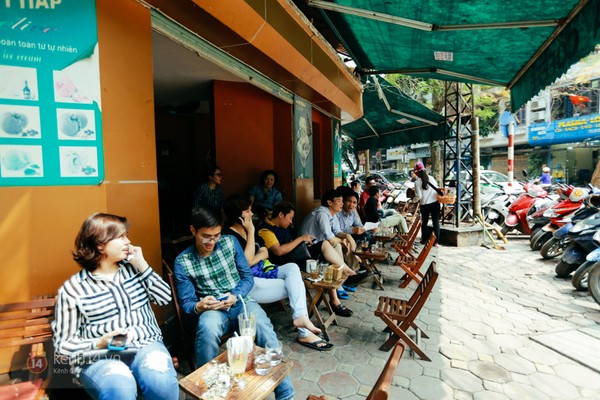 Những vỉa hè "ngợp" cafe ở Hà Nội