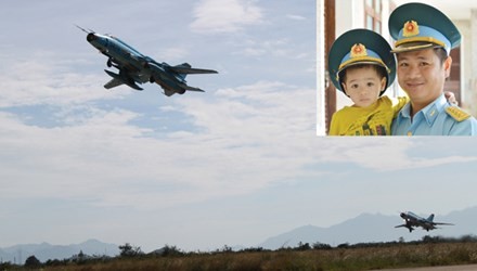 Biên đội hai chiếc Su 22M4 xuất kích (ảnh lớn). Đại úy phi công Nguyễn Anh Tú và con trai hơn 2 tuổi (ảnh nhỏ). Ảnh: T.Đ - T.V
