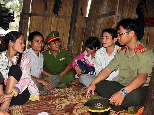 Công an huyện Sơn Tây vận động, tuyên truyền cho người dân thôn Đăk Lang, xã Sơn Dung ngăn chặn tình trạng tự tử bằng lá ngón.