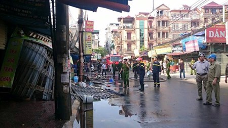 Ha Noi: Chay cho Phung Khoang, 4 nguoi nhap vien