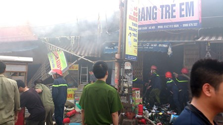 Ha Noi: Chay cho Phung Khoang, 4 nguoi nhap vien