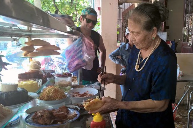 Cụ Lộc tự tay làm bánh mì bán cho khách mỗi ngày.