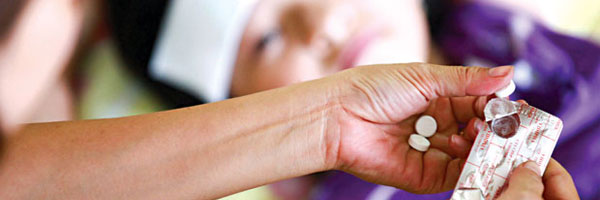 Bé gái 11 tuổi tự mua thuốc cảm uống Bé gái 11 tuổi tự mua thuốc cảm uống