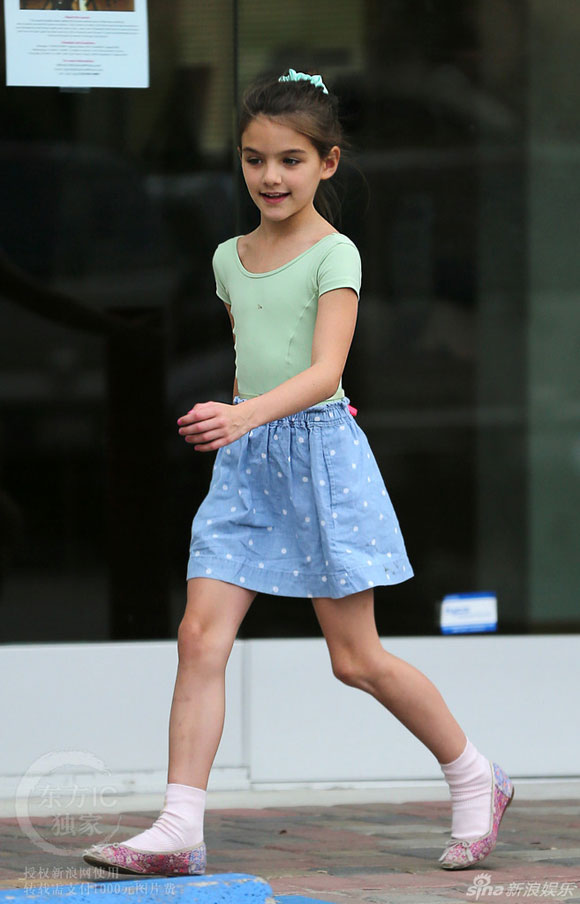 Suri Cruise lộ đầu gối củ lạc khi tung tăng trên phố 0