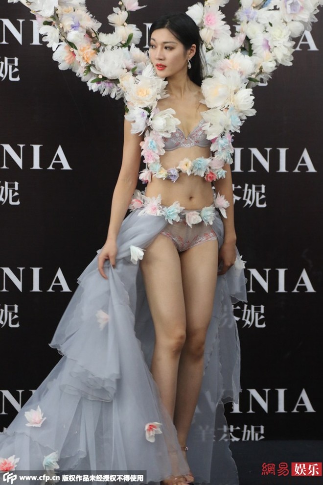Tuy nhiên, nhiều nhà phê bình cho rằng, đây là sự sao chép trắng trợn phong cách làm show của Victoria’s Secret. “Sao chép và chưa kể đến chất lượng thí sinh không cao. Ban tổ chức cần xem xét lại về cuộc thi” - một chuyên gia cho biết trên Sina. 